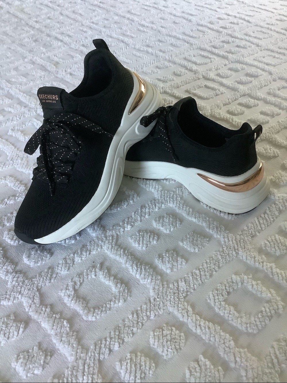 Skechers Black Knit Sneakers with Rose Gold Accent - LIKE NEW - Size 8 1/5